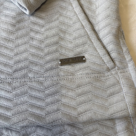 Nine West Active Pullover Sweatshirt Womens Size Medium Gray Thumb Hole Sleeves - Picture 4 of 9